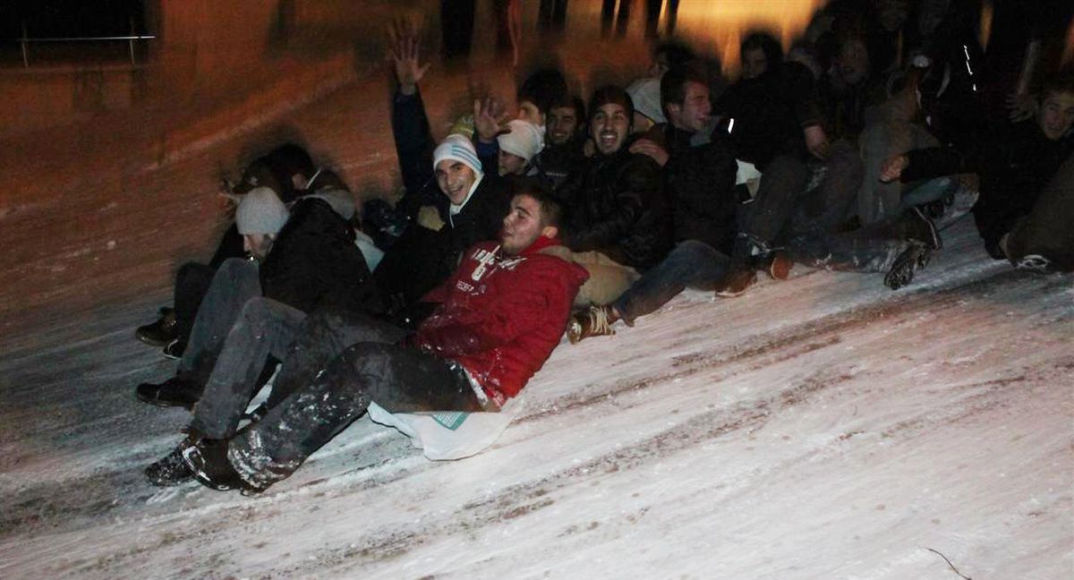 Sürücülerin Zor Anlar Yaşadığı Caddeler Gençlerin Eğlence Alanı Oldu