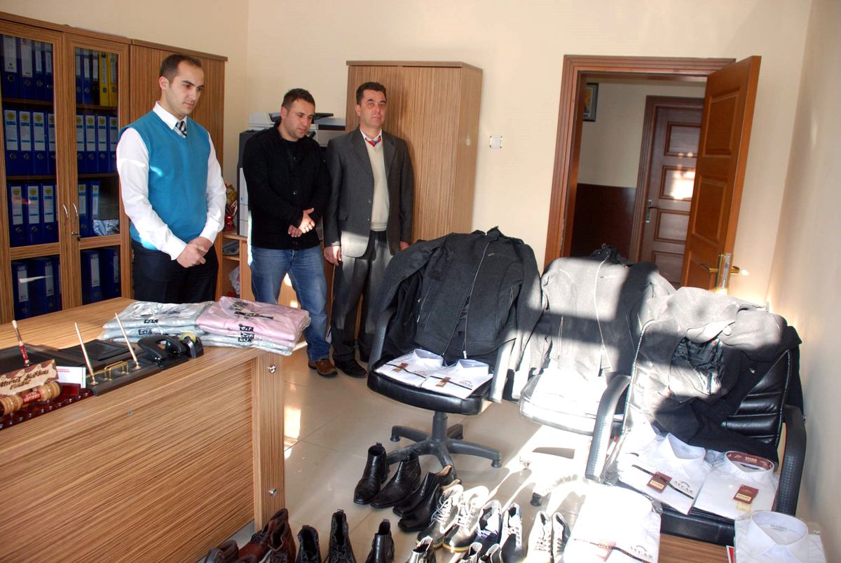 Suşehri'nde Öğrencilere Giysi Yardımı Yapıldı