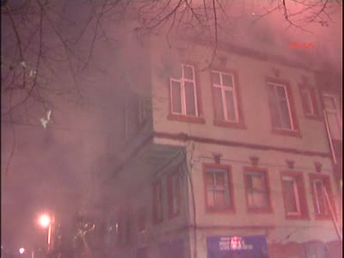 Evi Yandı Komşuları Darp Etti