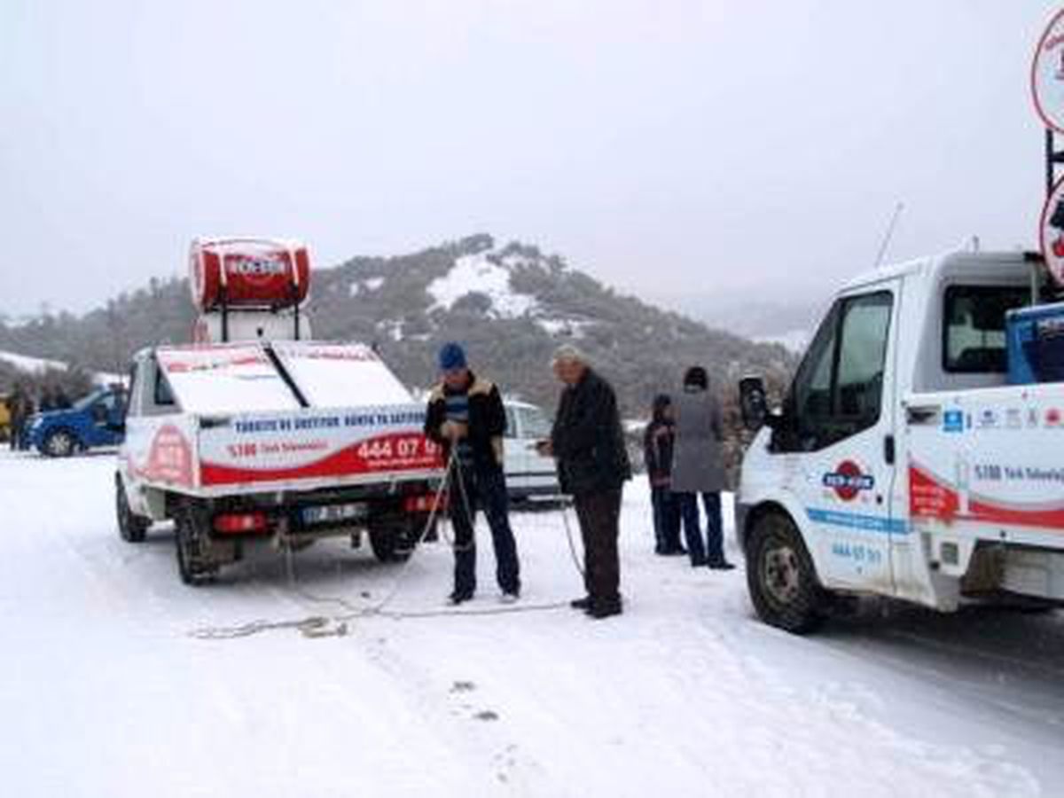 Uşak'ta Buzlanma Yol Kapattı