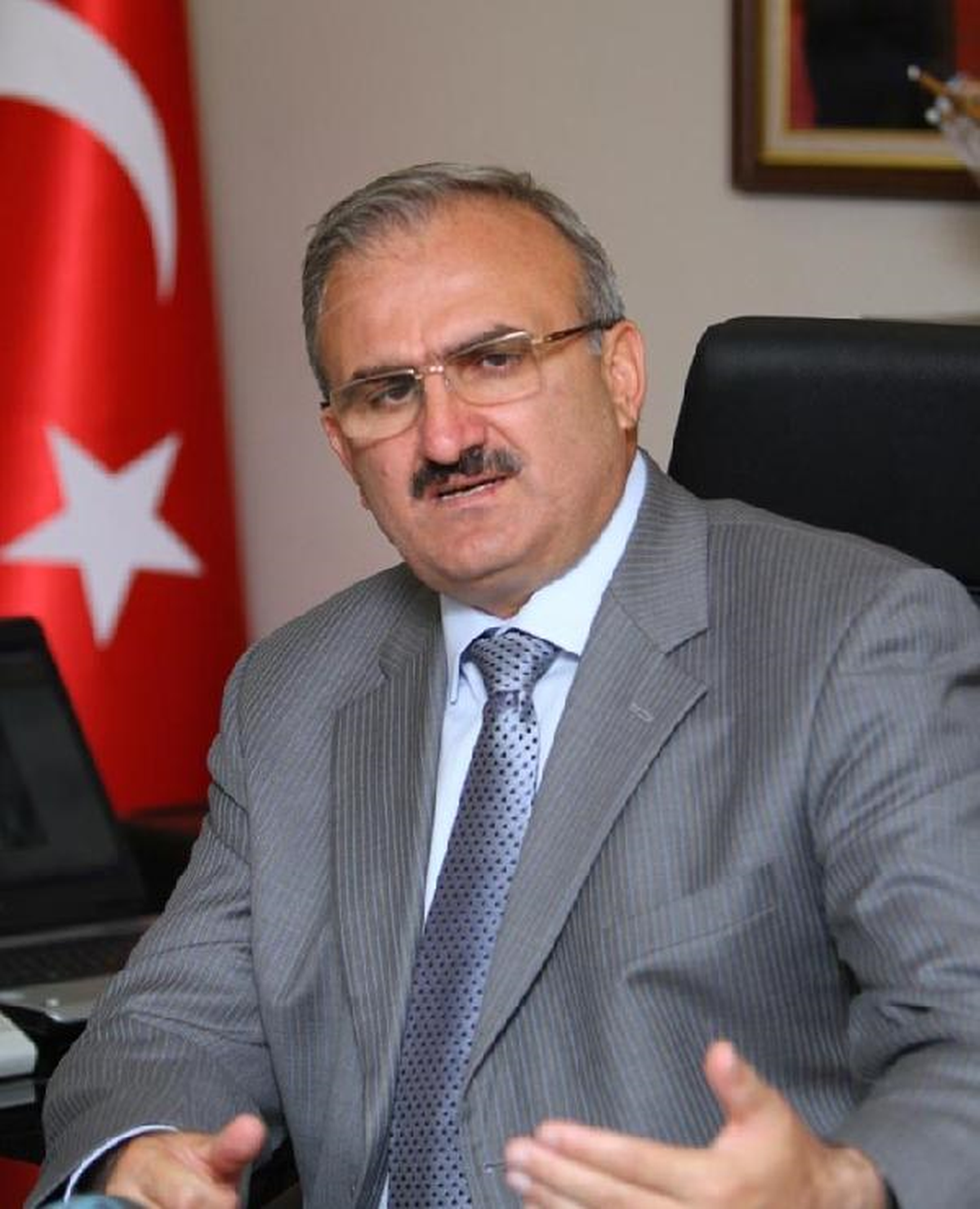 Vali Karaloğlu'dan Kürtçe Kandil Mesajı