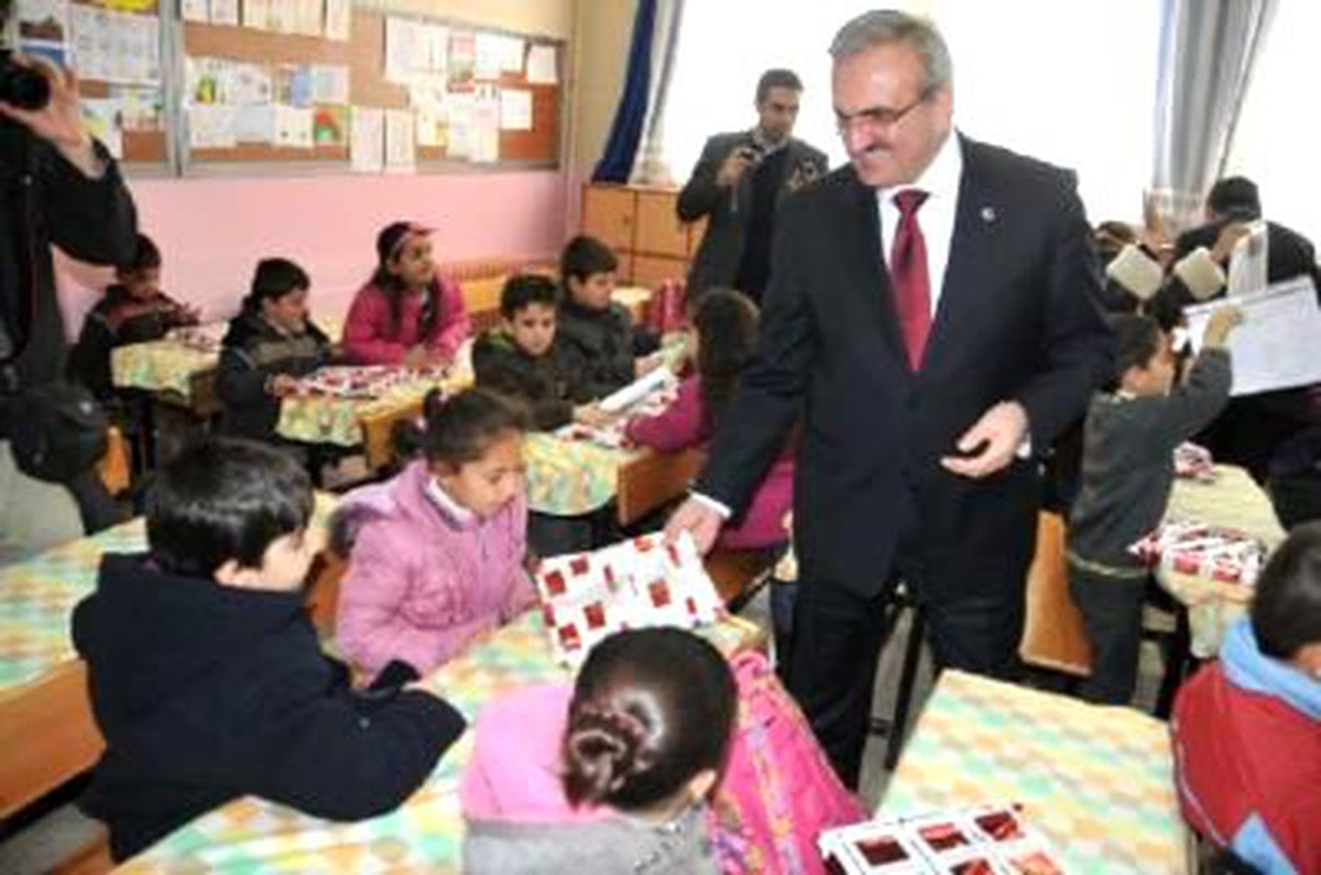 Van'da Depremzede Öğrencilerin Karne Heyecanı