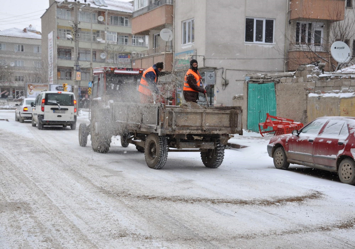 Yerköy Belediyesi Yollardaki Buzlanmaya Karşı Tuzlama Çalışması Yaptı