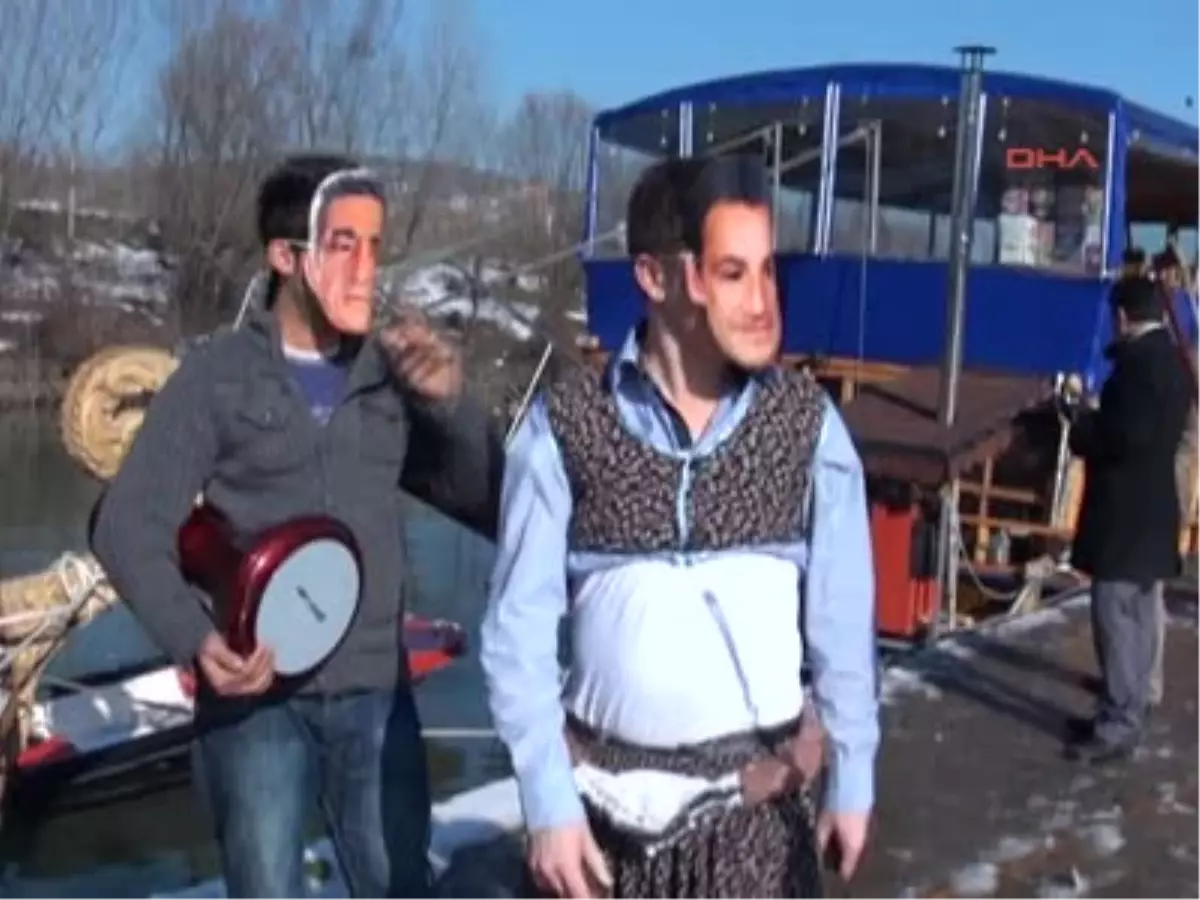 Bartın\'da Köçek ve Darbukacıdan Fransa\'ya İlginç Tepki