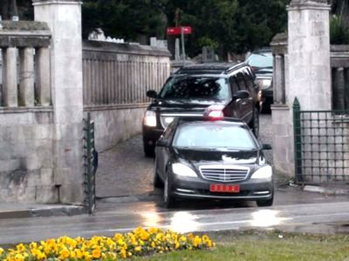Başbakan Annesinin Mezarını Ziyaret Etti