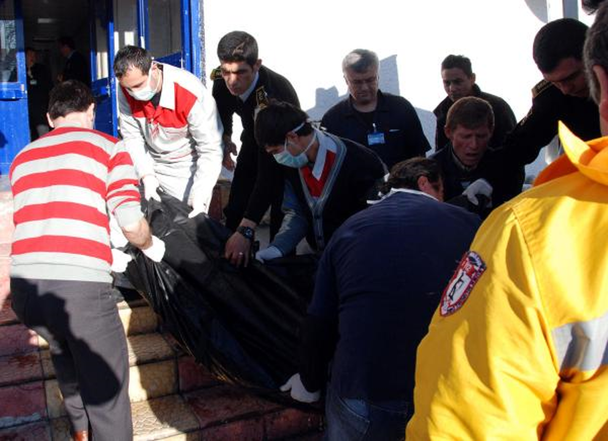 Batan Gemi Enkazında Kayıp 8 Mürettebattan 1\'inin Cesedi Bulundu (3)