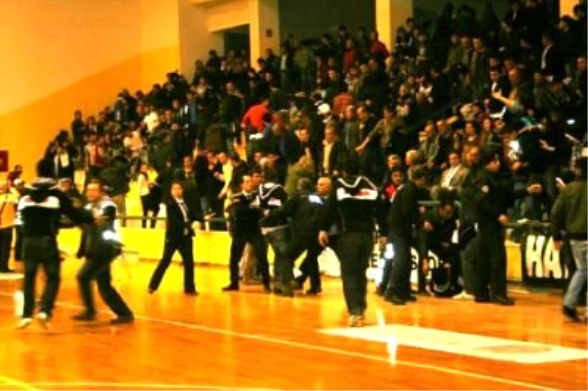 Burhaniye\'de Bayan Basketbol Maçında Kavga Çıktı