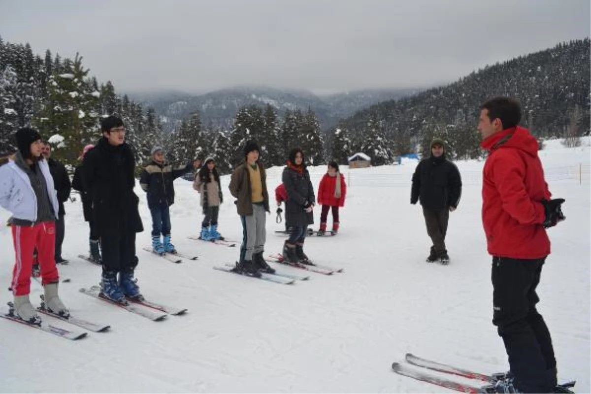 Çankırı\'da Gençler Ücretsiz Kayak Öğreniyor
