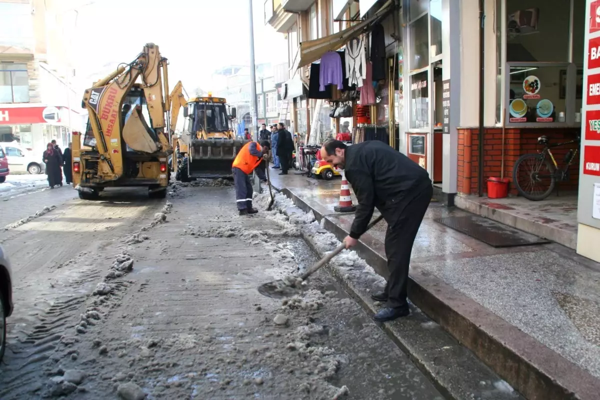 Devrek Belediyesinde Kar Temizleme Çalışması