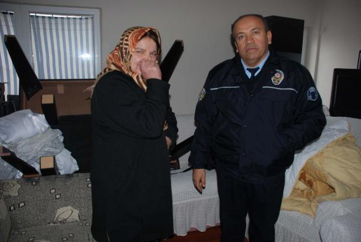Evi Yanan Kadına Polis Memuru Sahip Çıktı