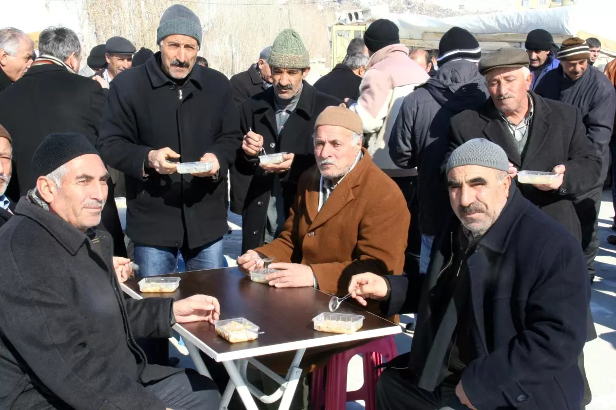 Kaymakam Tanrıkulu'ndan Cami Cemaatine Aşure