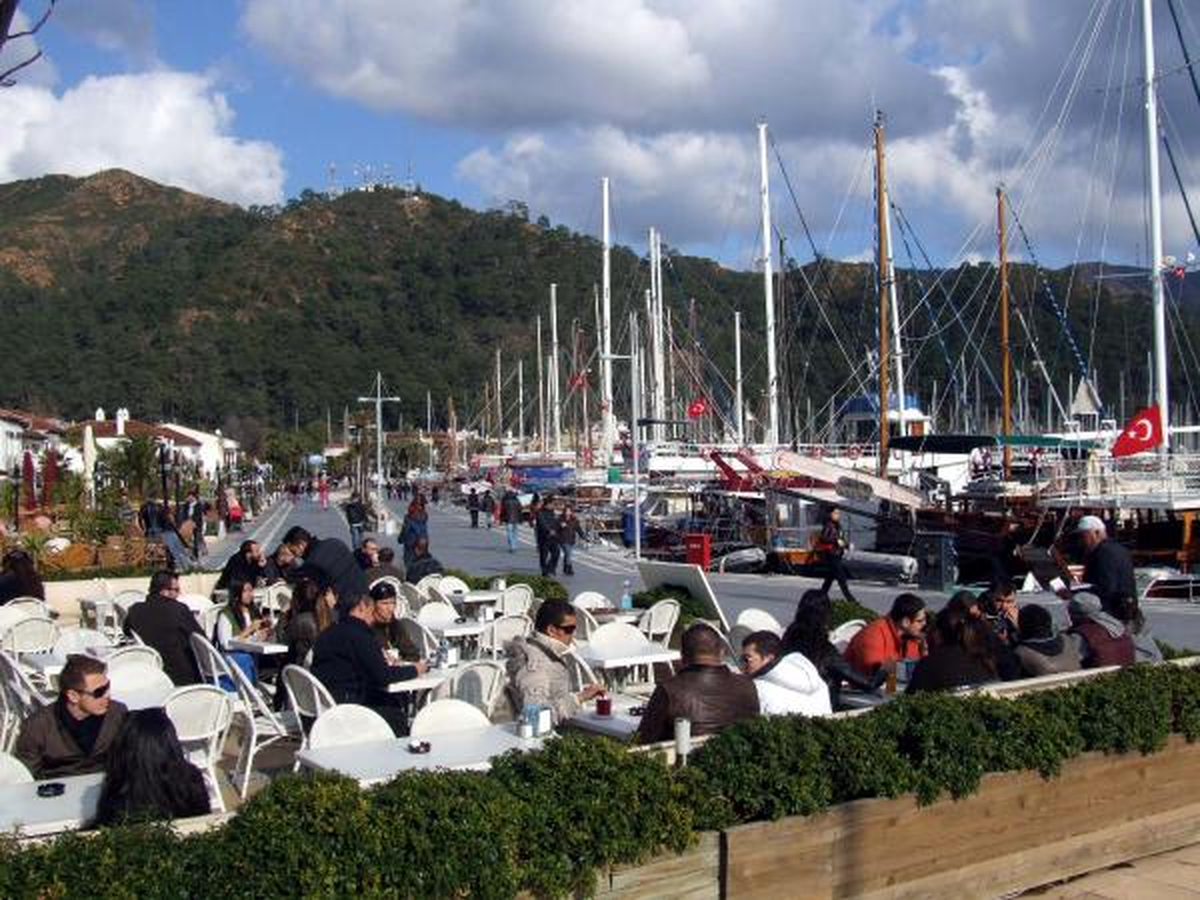 Marmaris'te Güneşli Hava İnsanları Sokağa Döktü