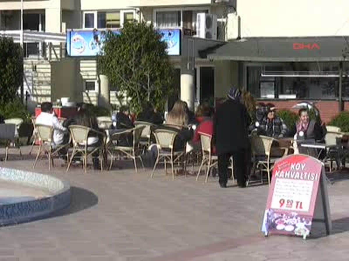 Marmaris'te Güneşli Hava İnsanları Sokağa Döktü
