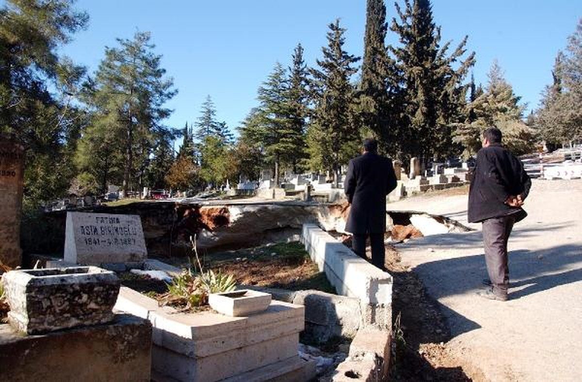 Mezarlığın Ortasında Göçük