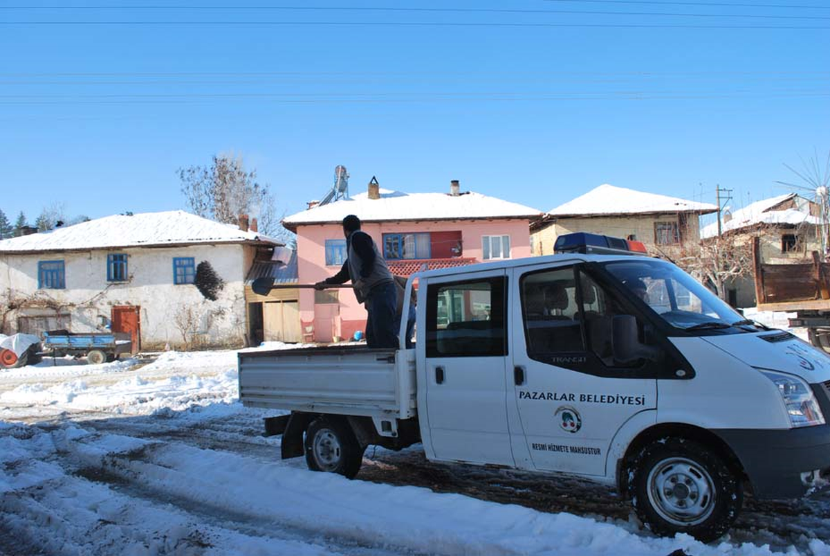 Pazarlar'da Buzlu Yollar Tuzlanıyor