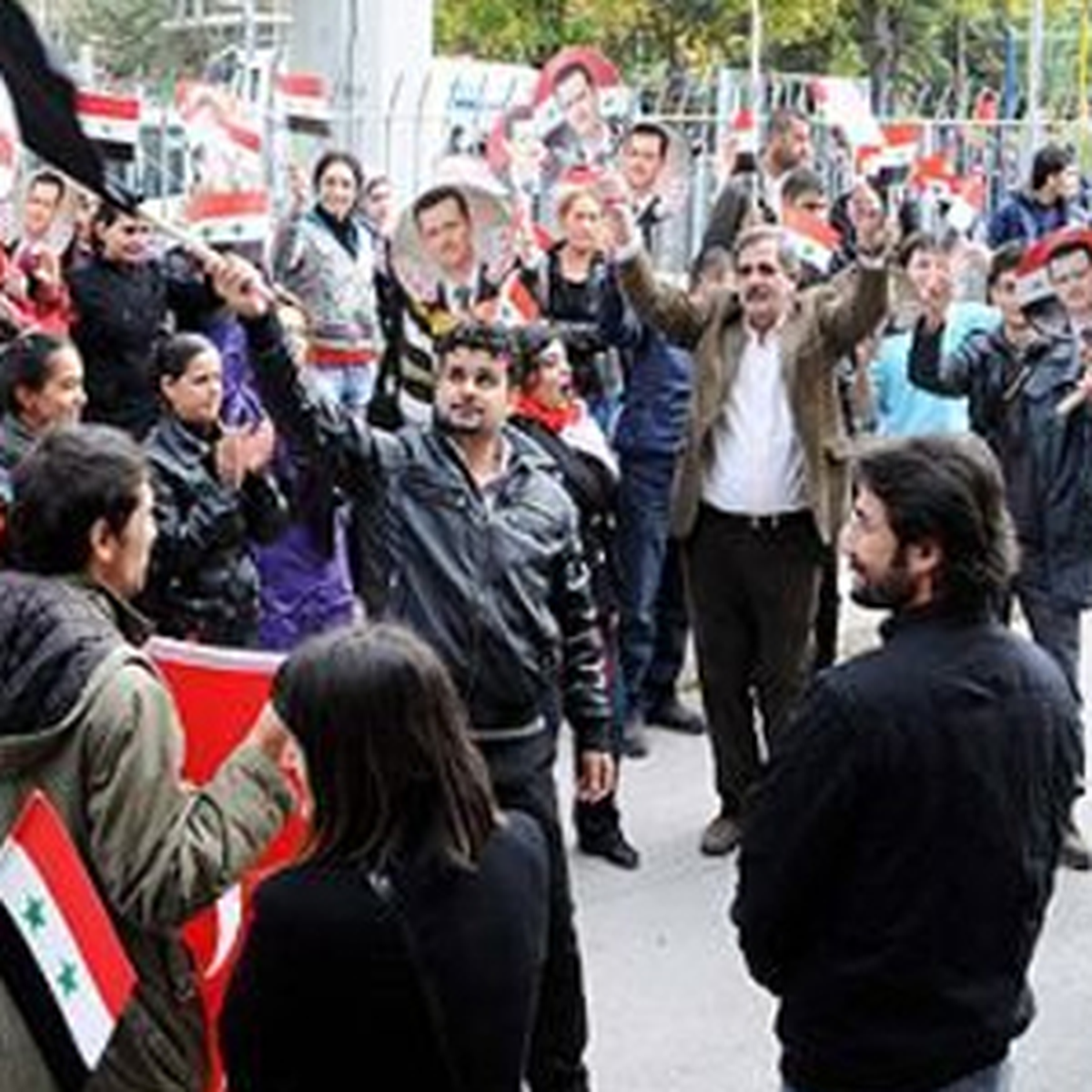 Protestocular Suriye\'nin Berlin Büyükelçiliğine Girdi