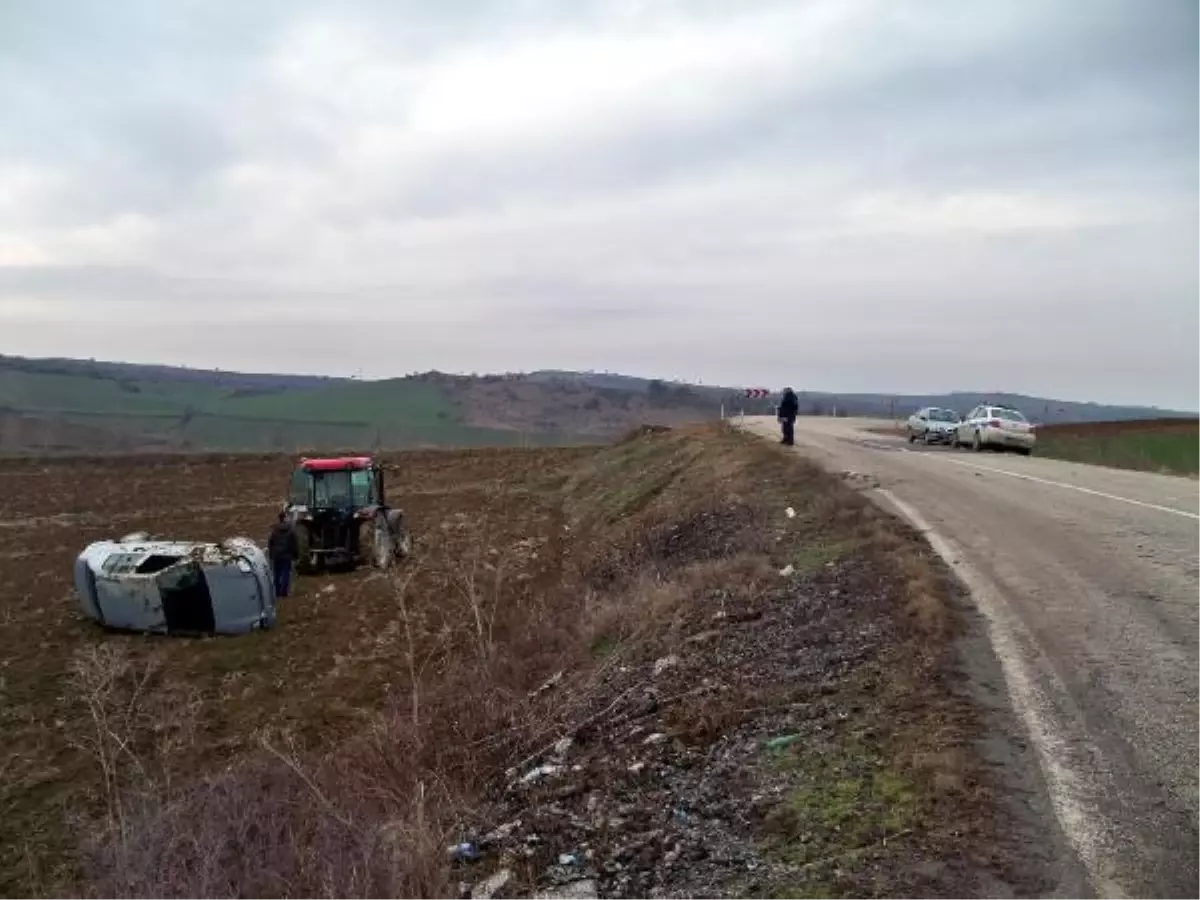 Tarlaya Uçan Otomobilini Traktörle Çıkardı