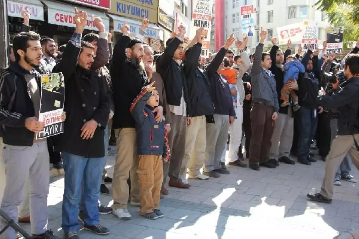 Adana\'da Türban Yasağını Protesto