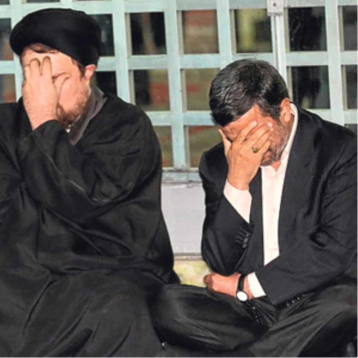 Ahmedinejad Göz Yaşlarına Boğuldu