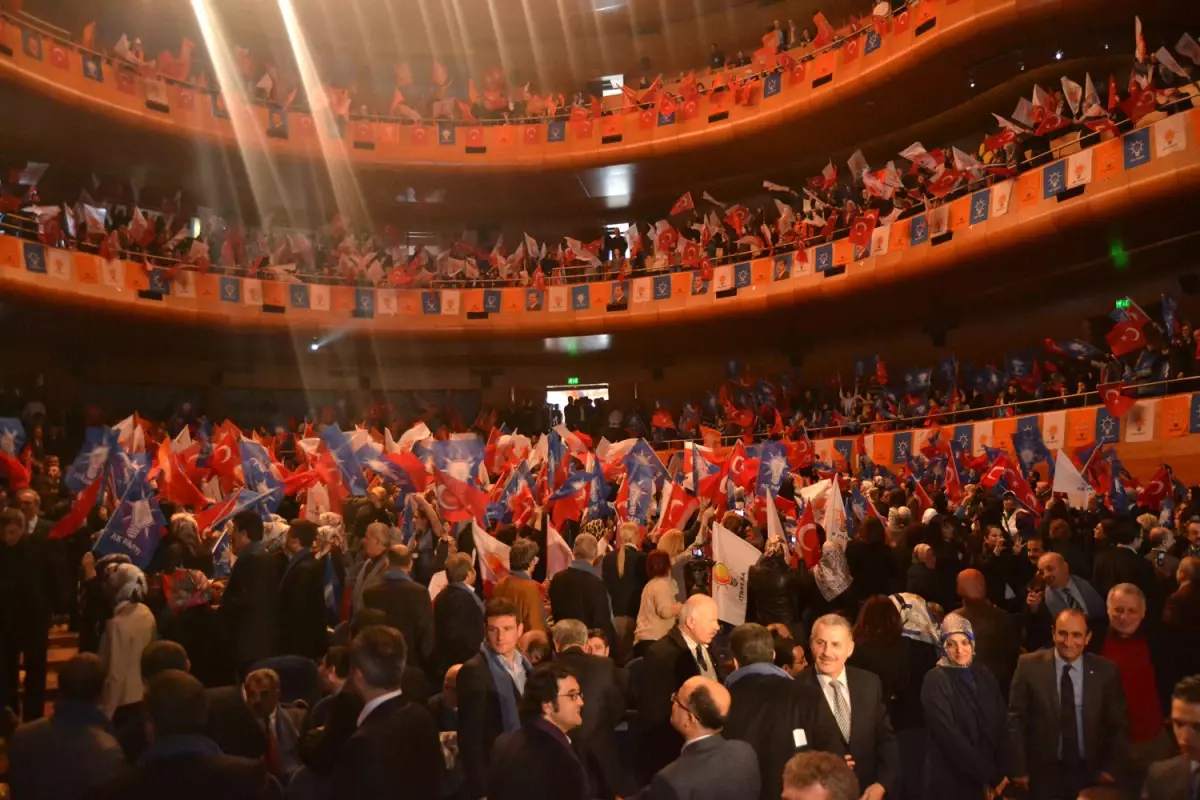 AK Parti Bursa İl Kadın Kolları Kongresi\'nde Kahveci Güven Tazeledi