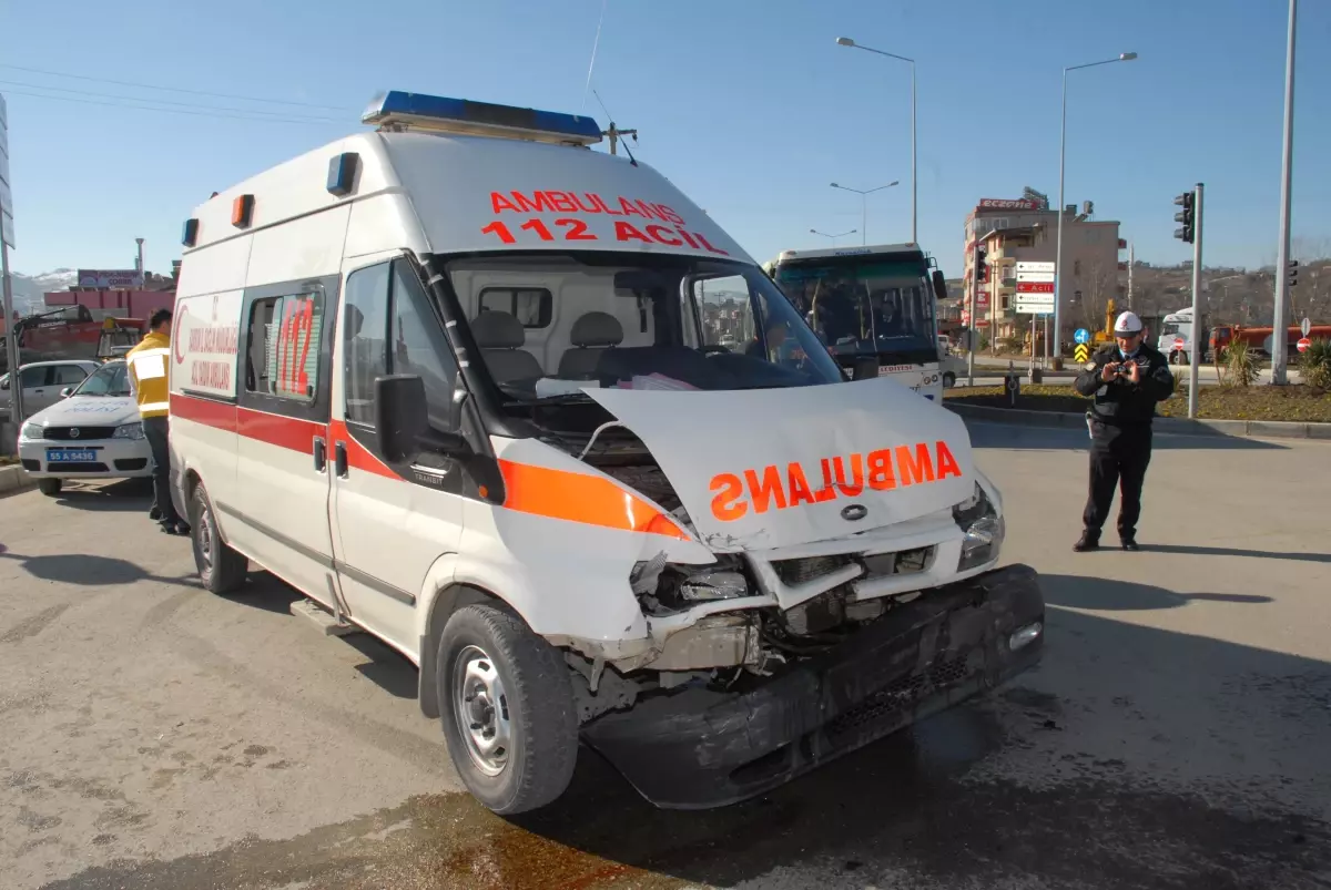 Ambulansla Kamyonet Çarpıştı: 5 Yaralı