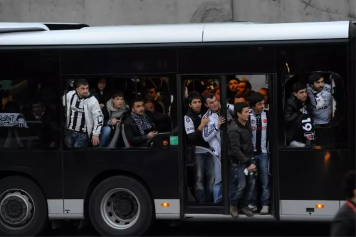 Beşiktaş Taraftarları Kadıköy\'e Gitmek Üzere Yola Çıktı