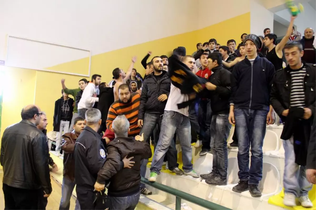 Burhaniye'de Bayan Basketbol Maçında Kavga Çıktı