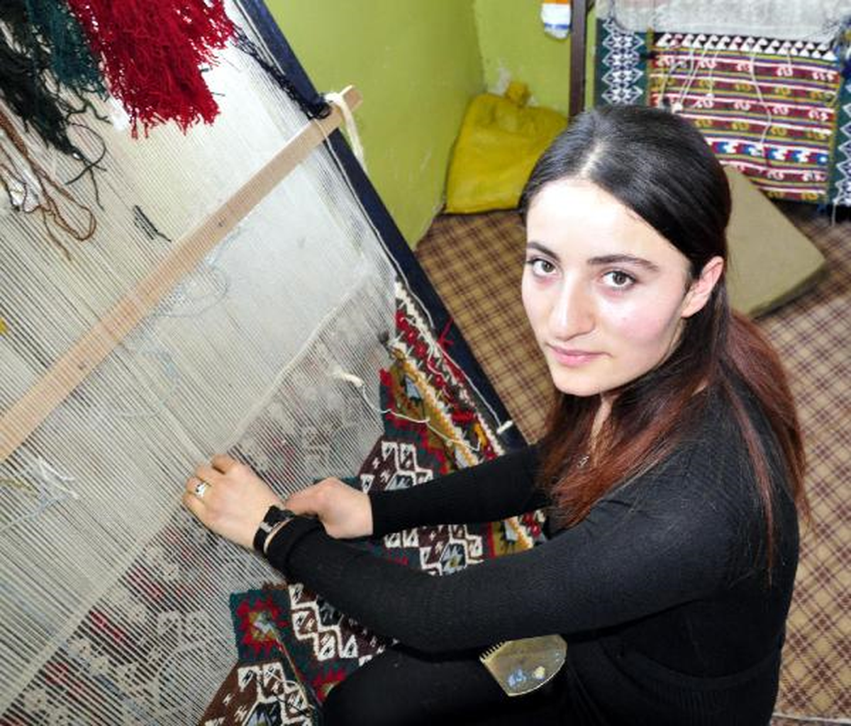 Depremzede Kızlar Kilim Dokuyor