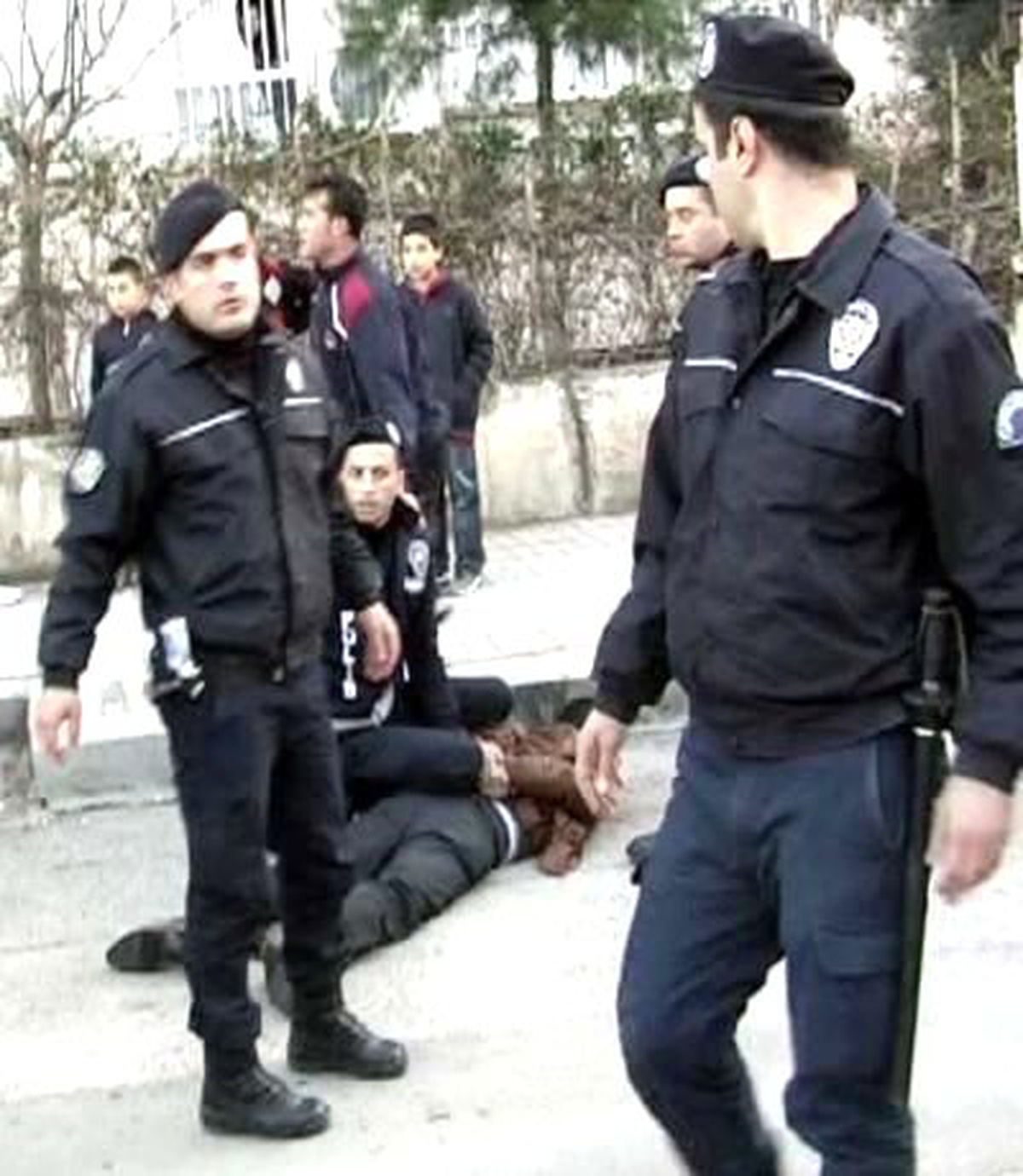 \'Dur\' İhtarında Bulunan Polise Saldırı; 8 Gözaltı
