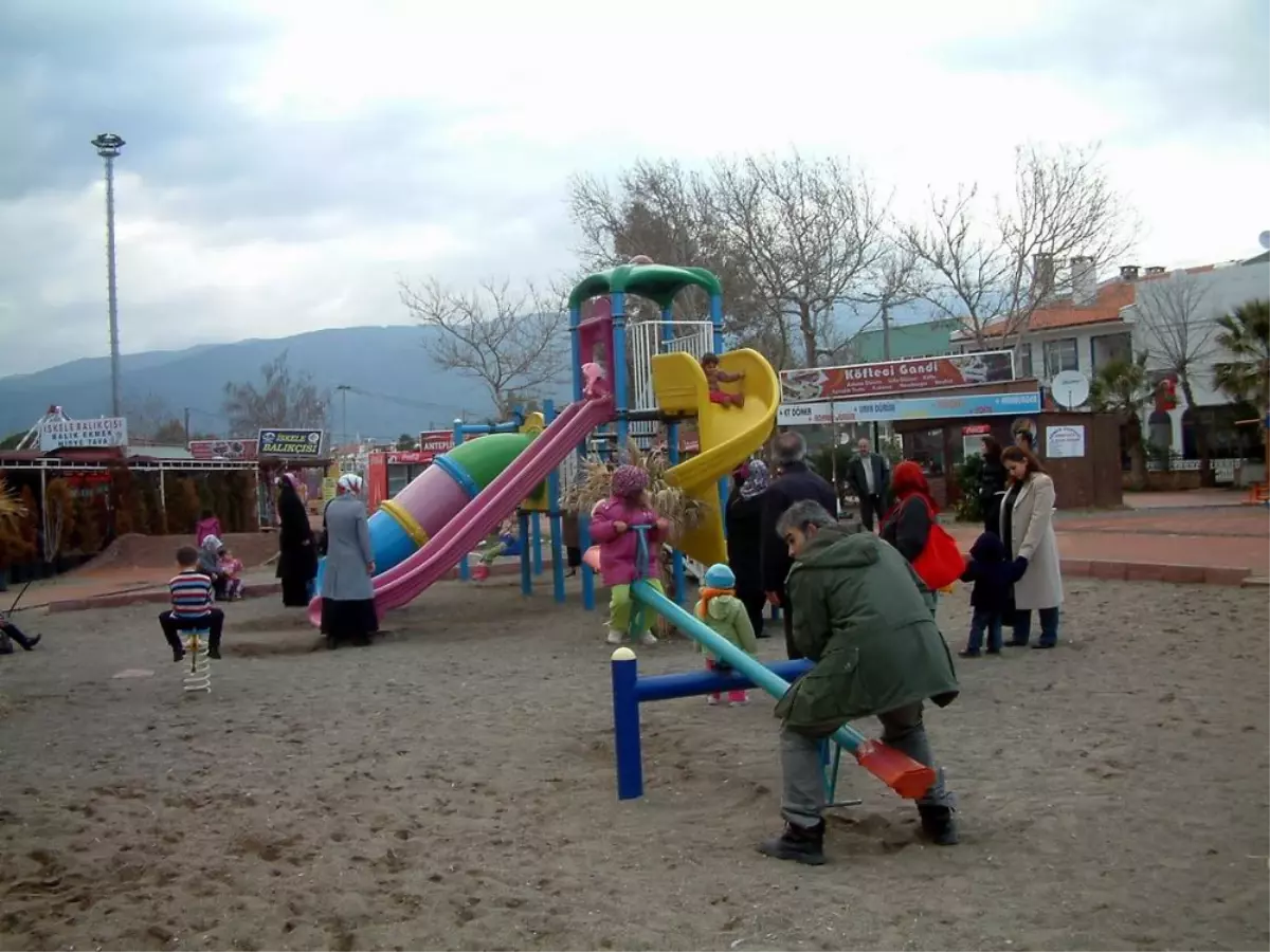 Edremit Körfezinde Vatandaşlar Sahilleri Doldurdu