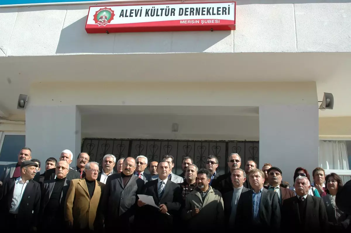 Mersin\'deki Alevi Dernekleri İsa Gök\'ü Protesto Etti