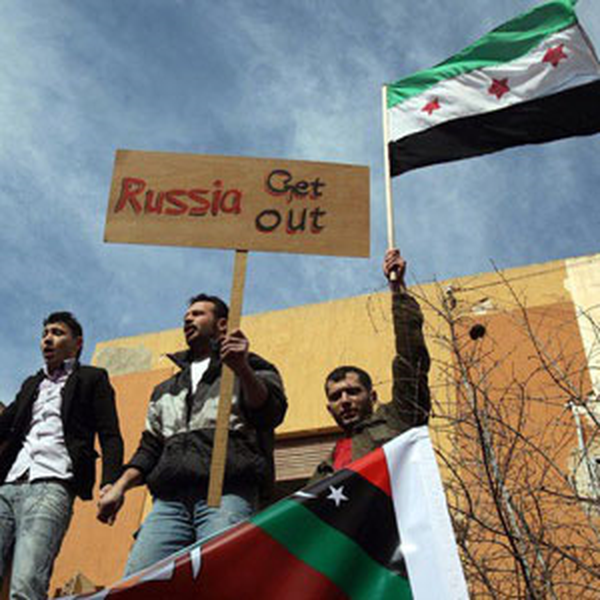 Protestocular Rus Bayrağını İndirdi