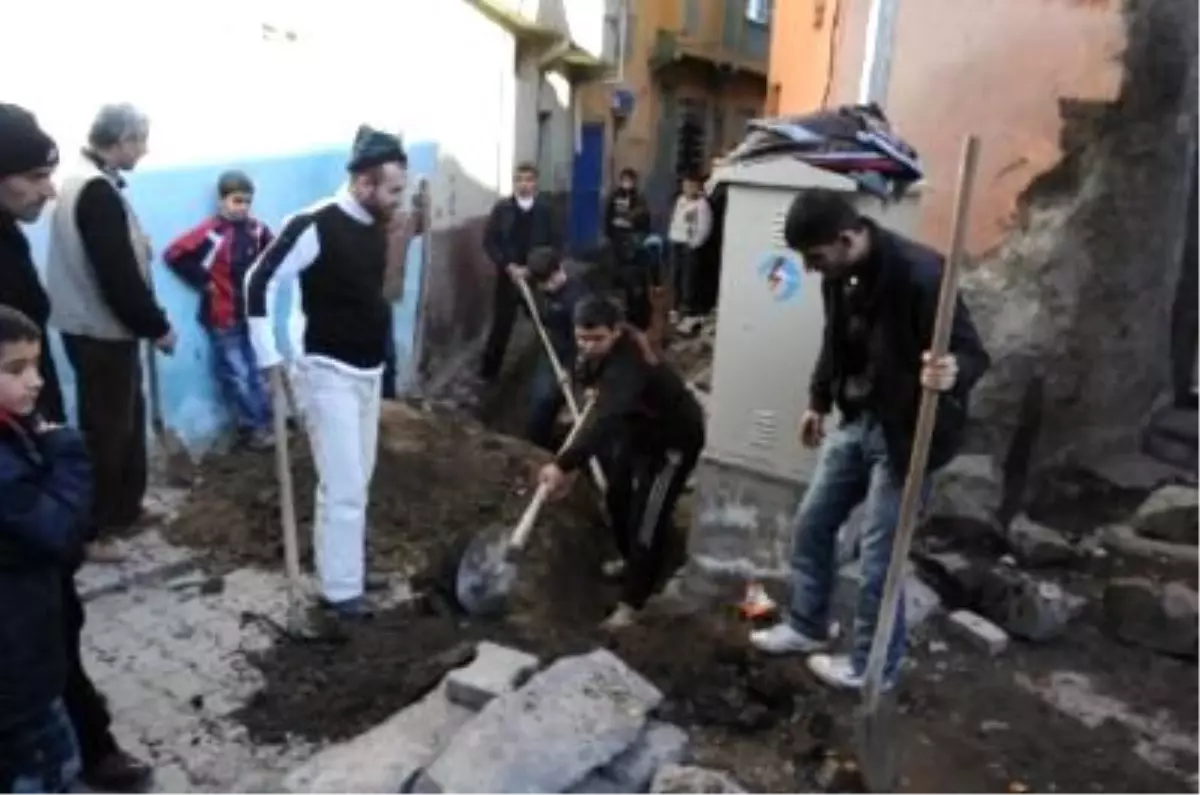 TEDAŞ Önerdi Mahalleli Kazı Yaptı