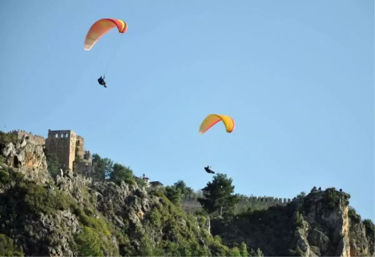 Yamaç Paraşütçüleri Alanya\'ya Akın Etti