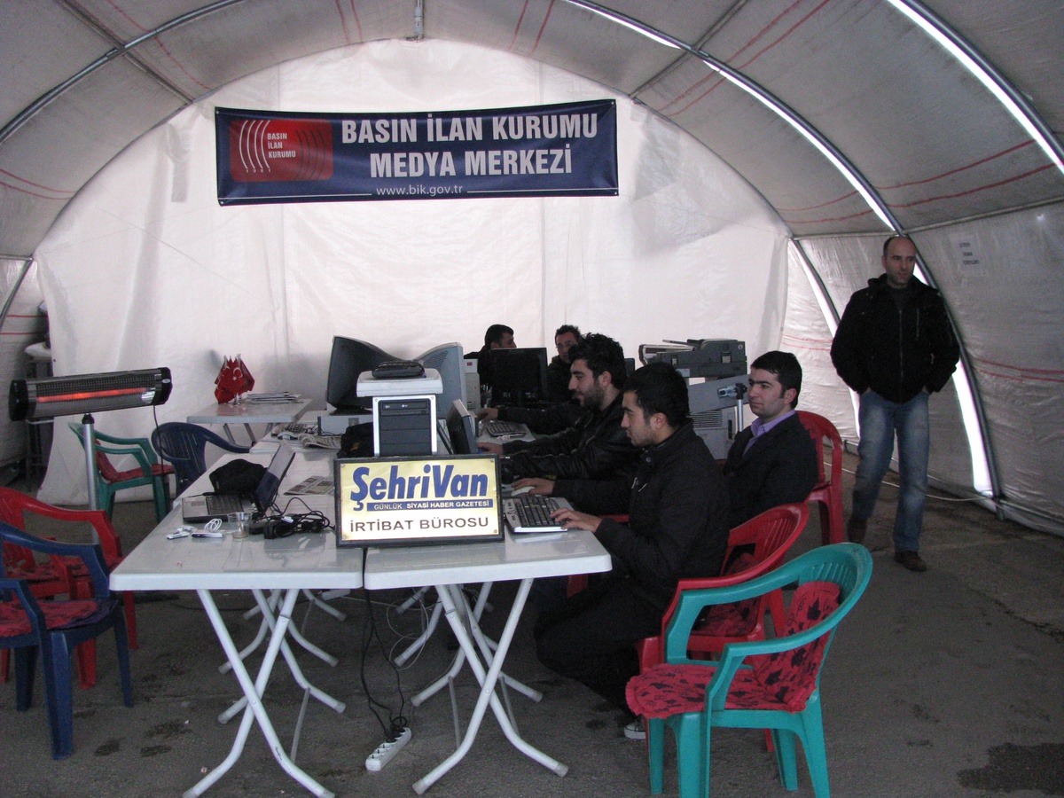 Yerel Gazete Deprem Çadırında Faaliyet Gösteriyor