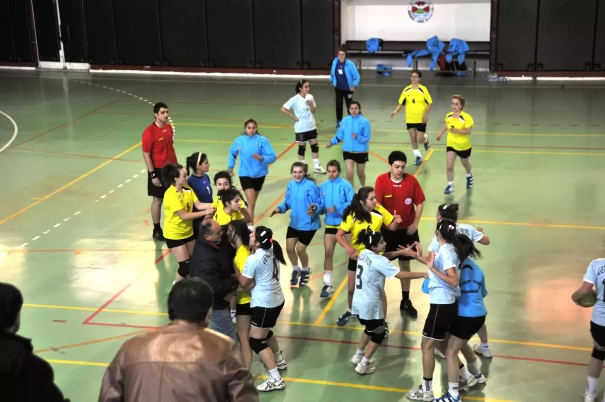 Bayanlar Hentbol Maçında Olaylar Çıktı