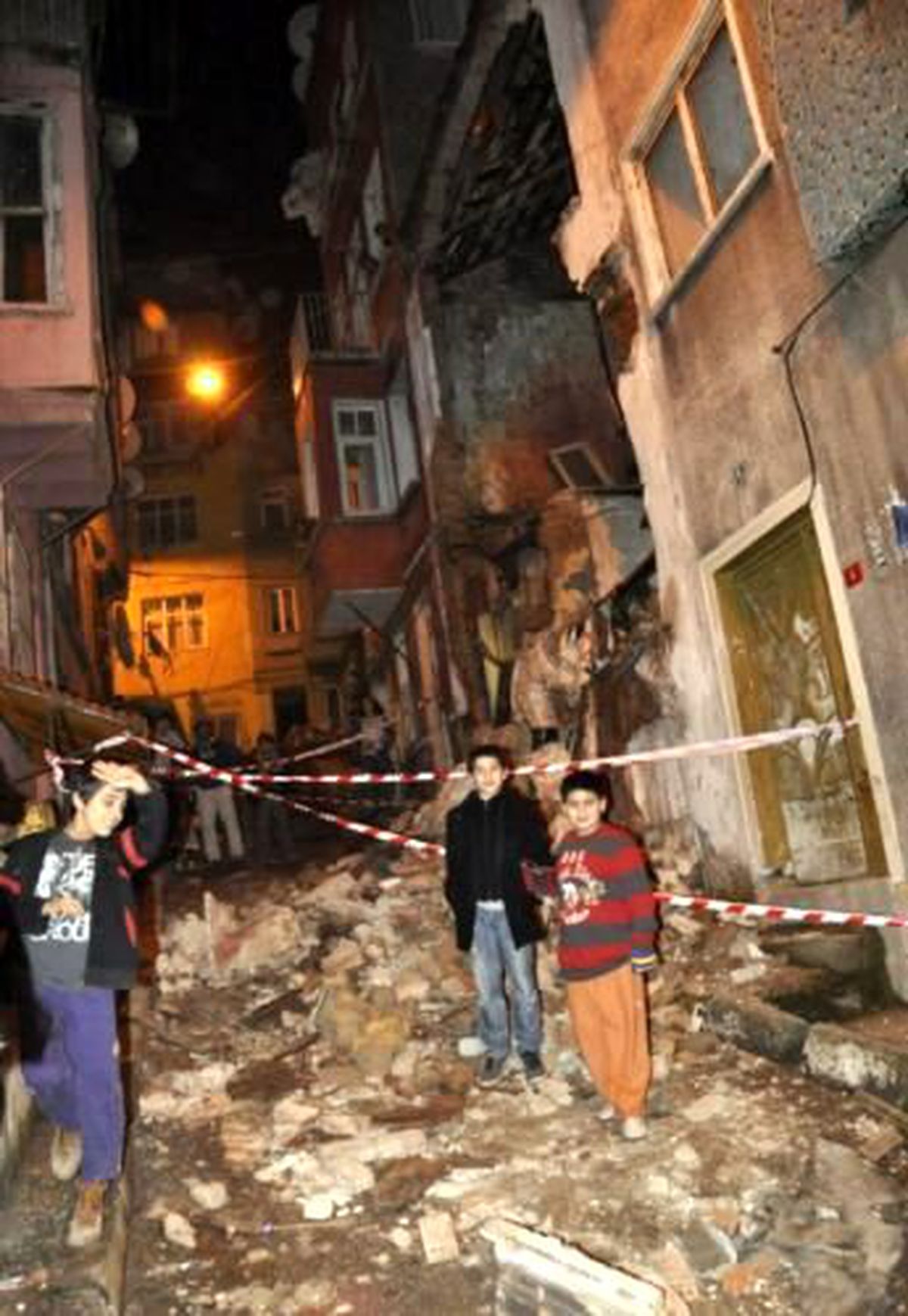 Beyoğlu\'nda Tarihi Bina Çöktü