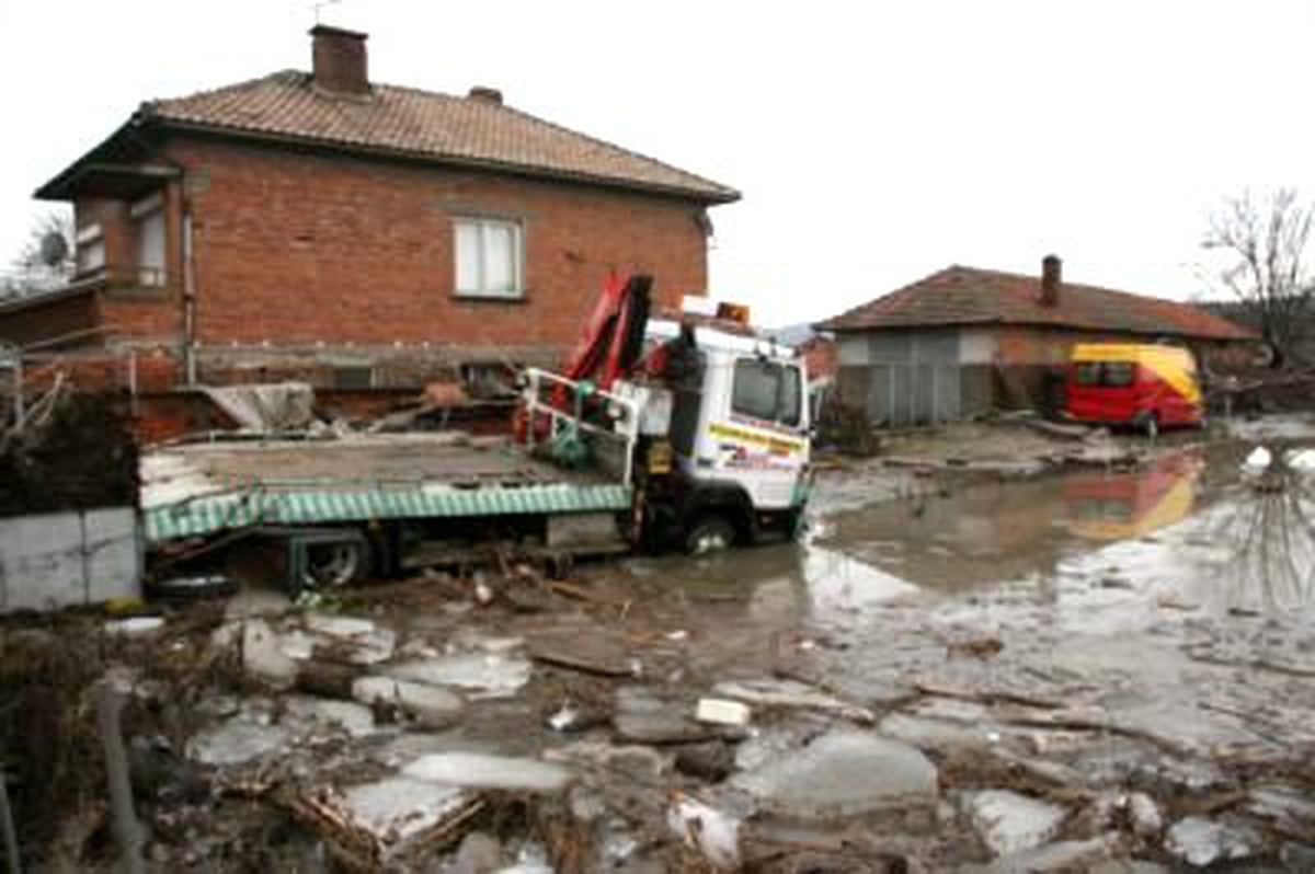 Bulgaristan'da Meriç Nehri Taştı, Köyler Su Altında Kaldı
