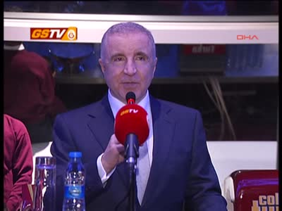 Galatasaray'ın Eski Basketbol Şube Sorumlusu Üstünberk'e Plaket Verildi