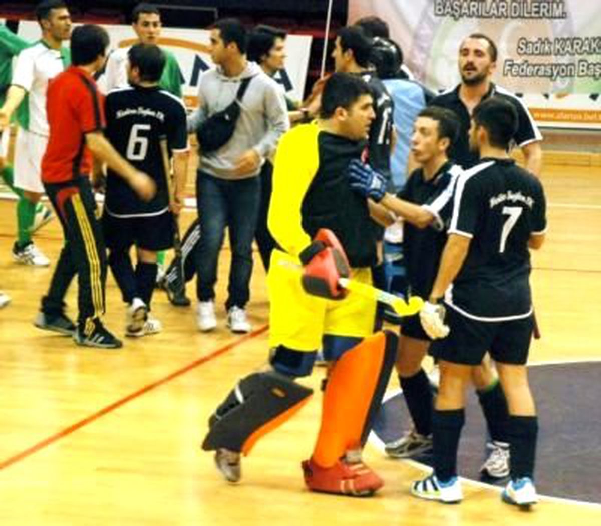 Hokey Sopalarıyla Görülmemiş Kavga