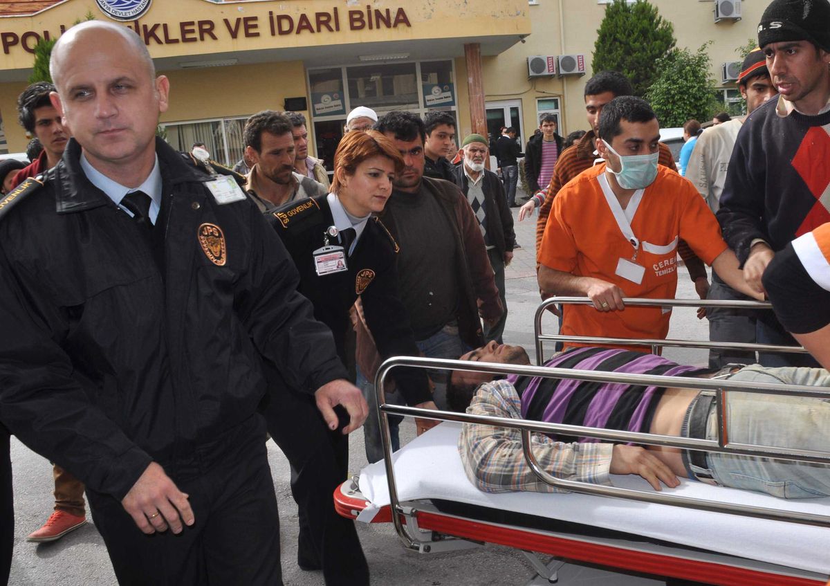Kalıp Direğinin Altında Kalan İşçi Yaralandı