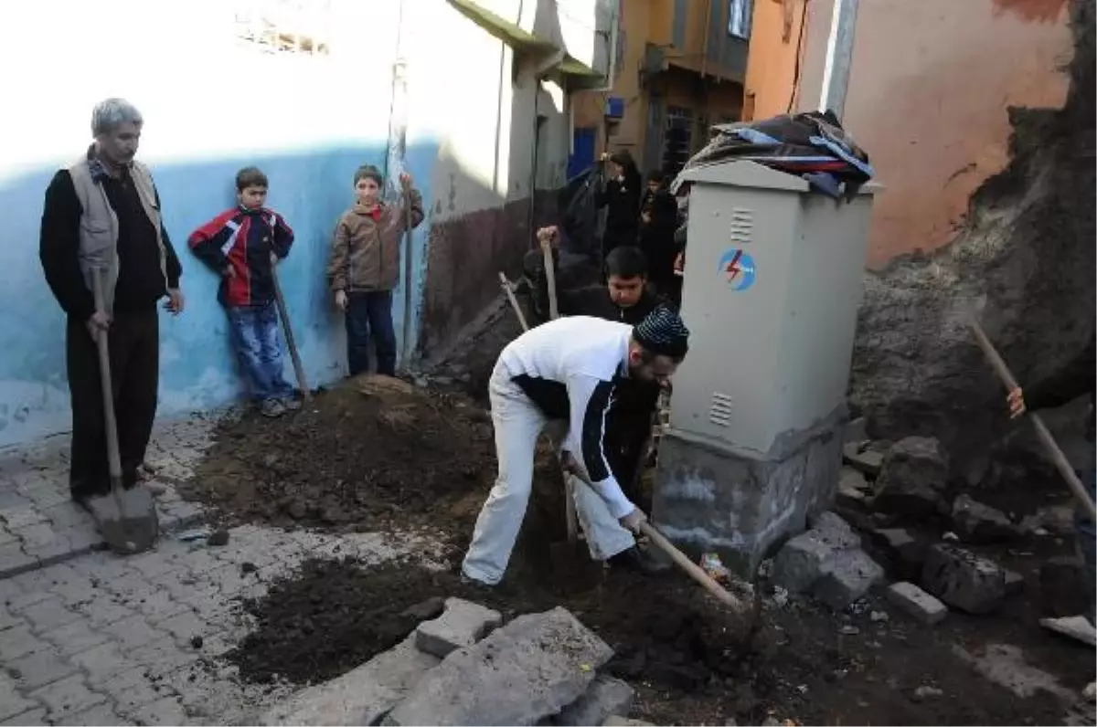 Mahalle Sakinlerinin Kazı Yapması Ardından Hat Değiştirildi, Elektrik Verildi