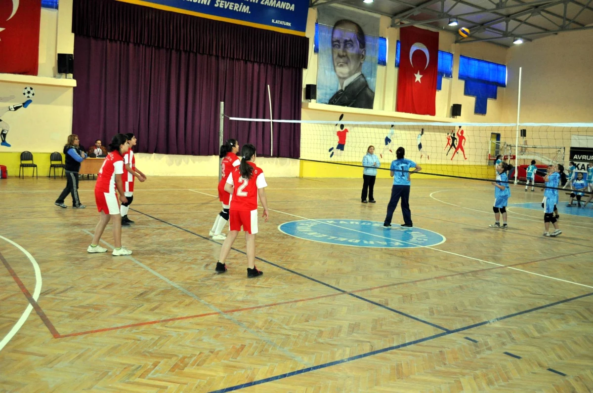 Nevşehir\'de Küçük Kızlar Voleybol Müsabakaları Başladı