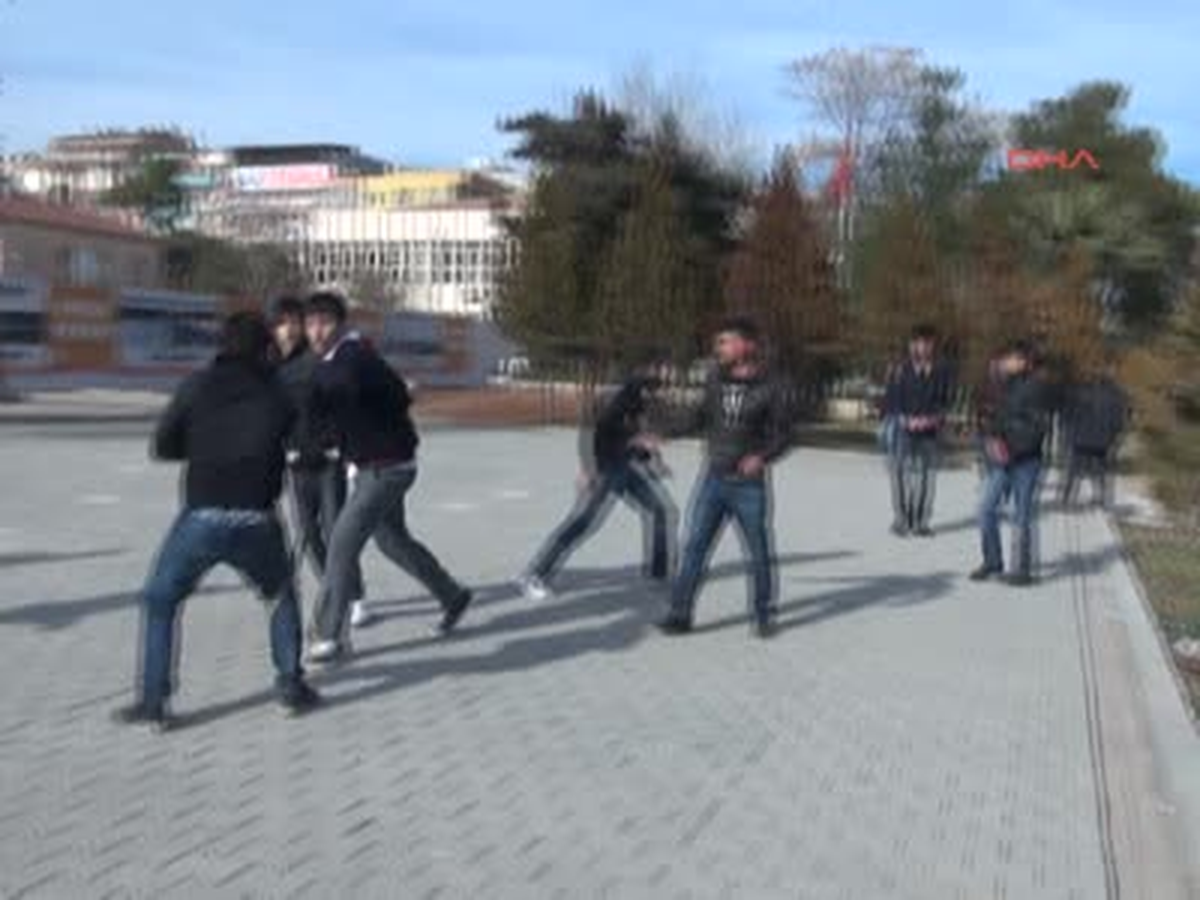 Öğrencilerin Tekme Tokatlı Kemerli Kavgası