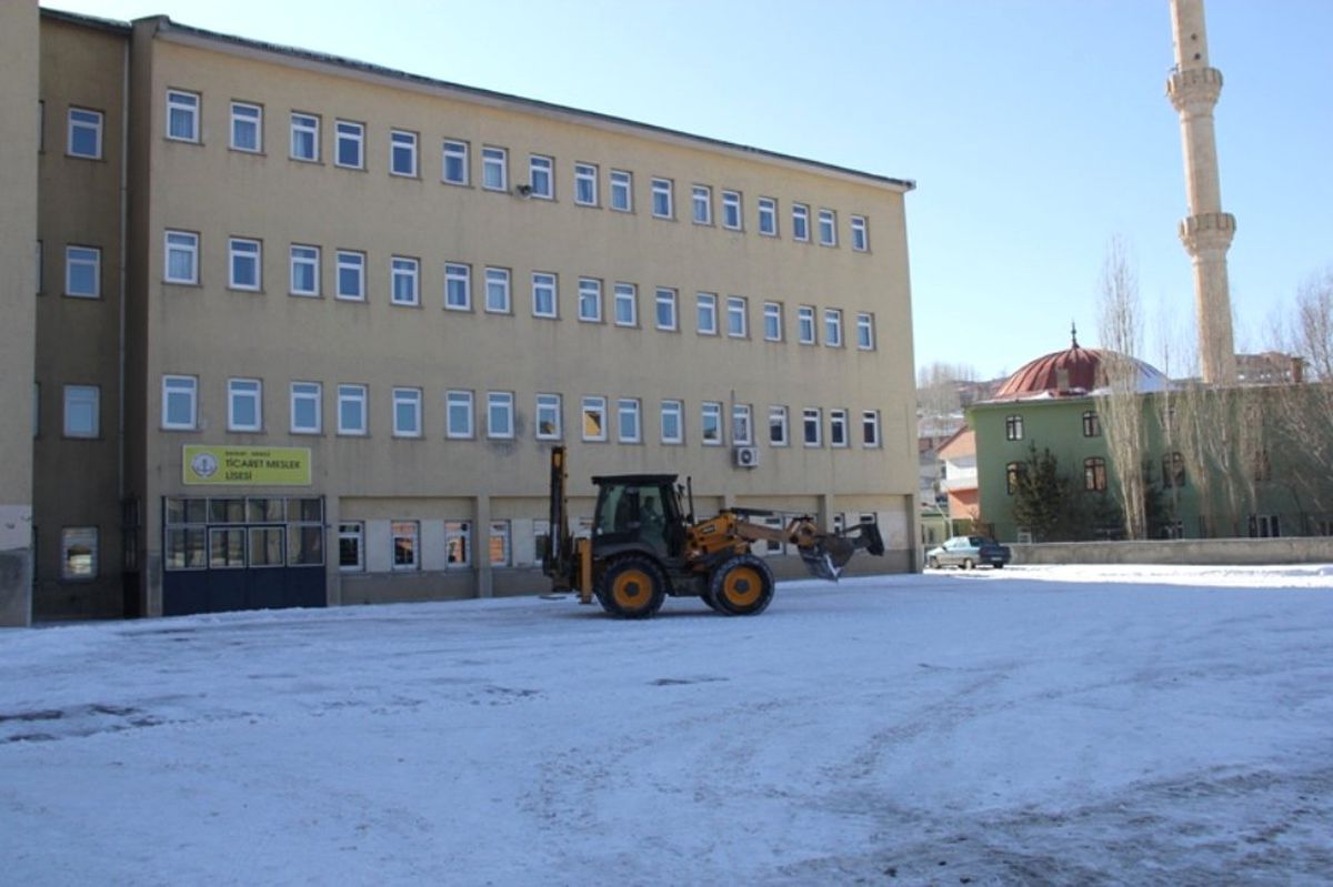 Okul Bahçeleri Kardan Temizlendi