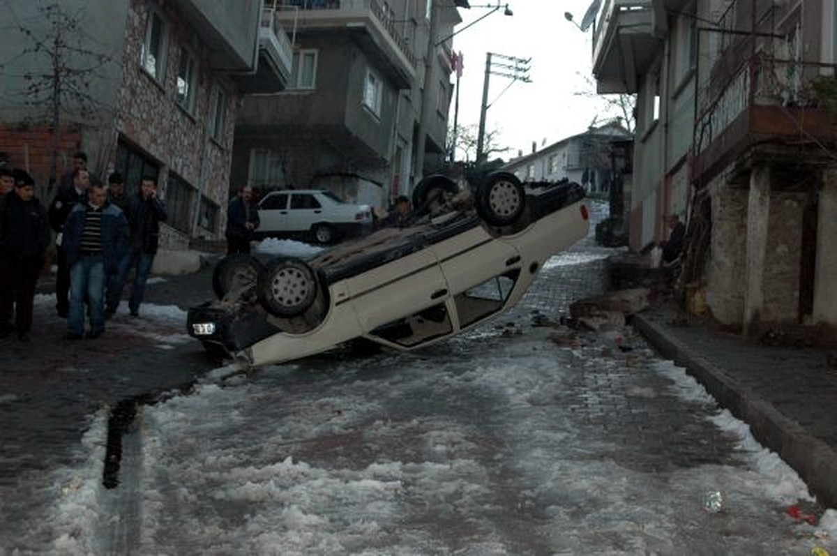 (Özel Haber) Dursunbey'de Trafik Kazası: 3 Yaralı