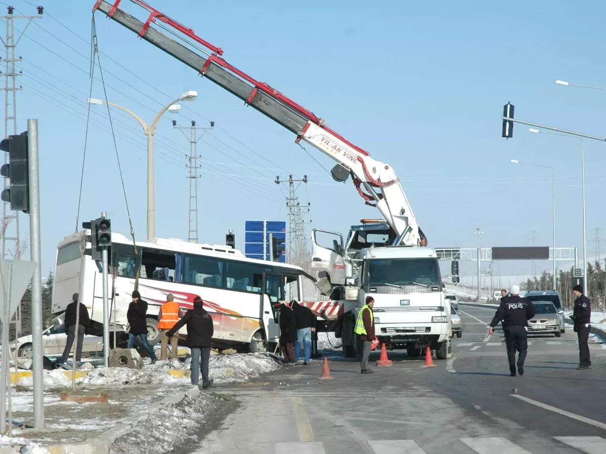 Van\'da Trafik Kazası: 1 Ölü, 18 Yaralı