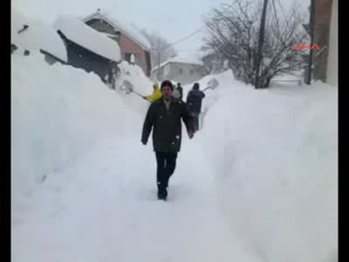 10 Gündür Kardan Kapalı Olan Yolu Açarak Priştine'ye Ulaştılar