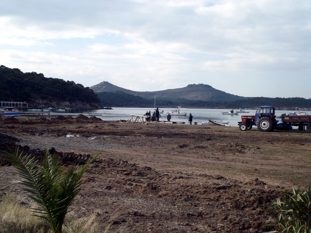 Ayvalık Belediyesi'nin Dere Islah Çalışmaları Hız Kesmiyor