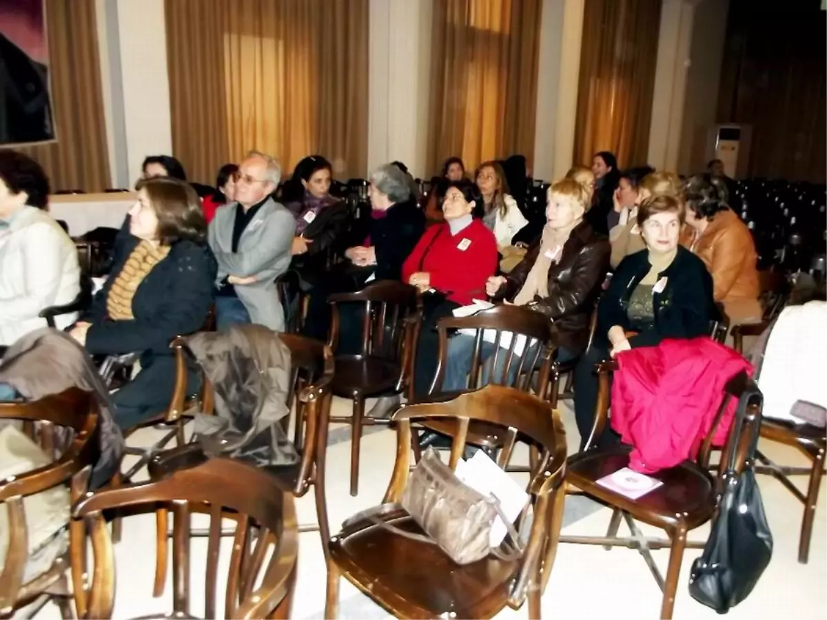 Ayvalık'ta Çydd 2. Başkanı Prof. Türkel Minibaş Anıldı